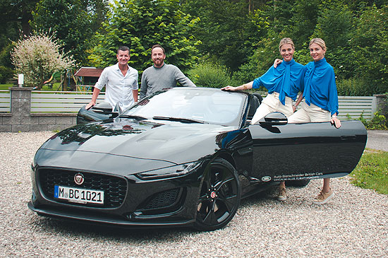 1_Gerry Trinkl (Gründer Lifestyle-Insider.com), Adrian Blommer (Betriebsleiter Auto Bierschneider British Cars), Nina u. Julia Meise mit dem neuen F-TYPE ©Fotos: Auto Bierschneider British Cars
